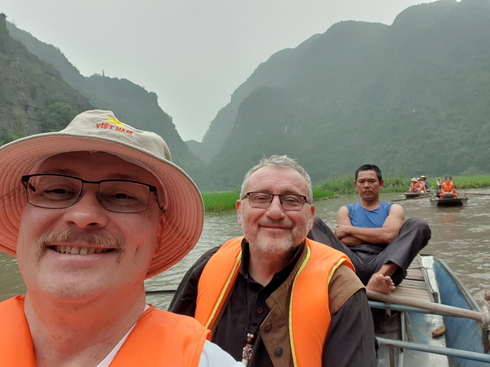 Tam Coc csónaktúra a Száraz Halong-öbölben